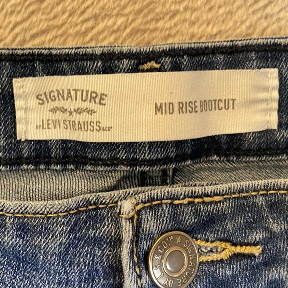 Signature By Levi Womans Jeans 18M 34x32 Mid-Rise Bootcut Hem Frayed - Picture 8 of 14